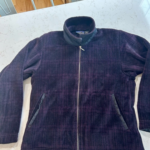 Great Patagonia zip up. Super unique! - Picture 1 of 3